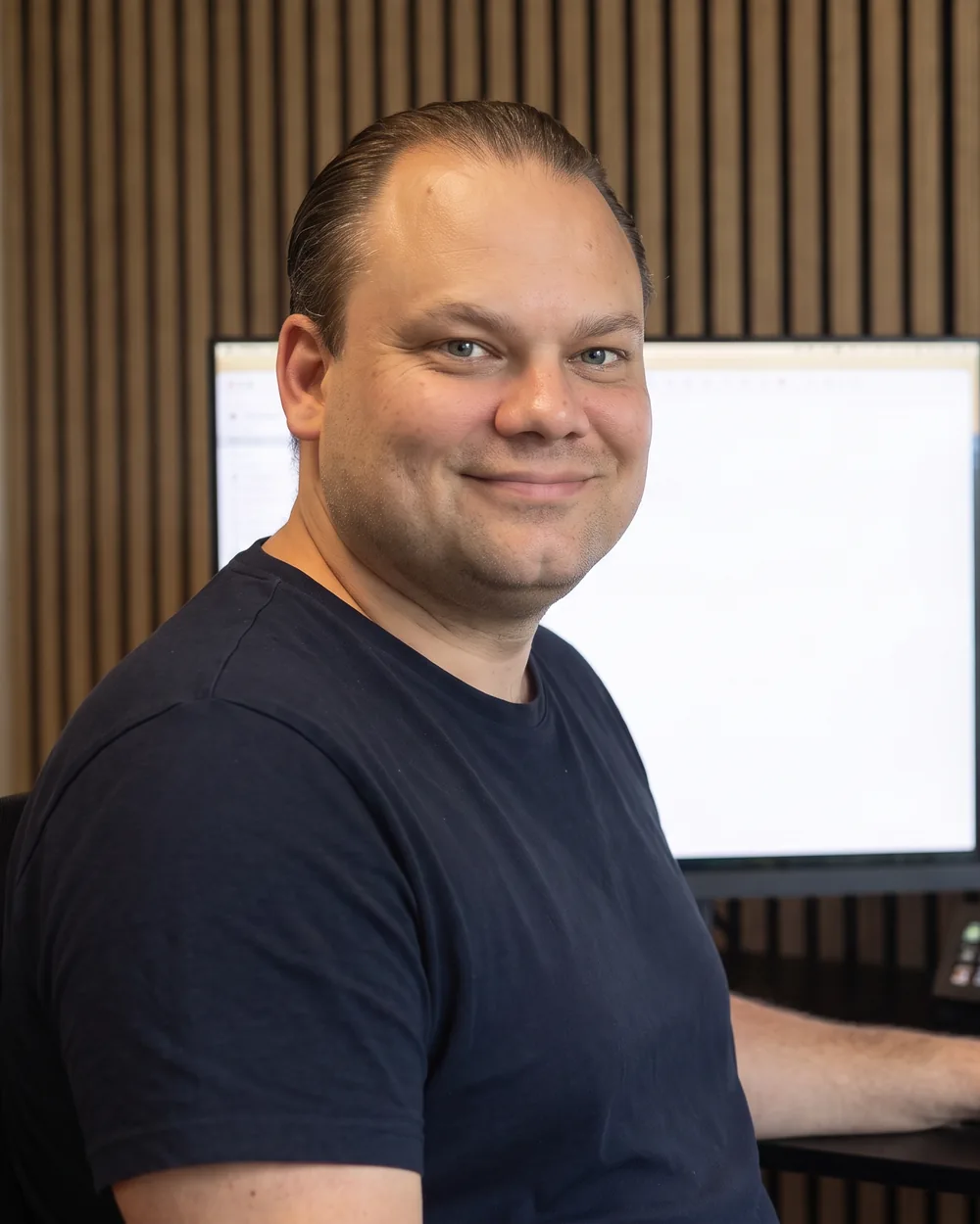 Brian fra InCloud ved skærmene på kontoret